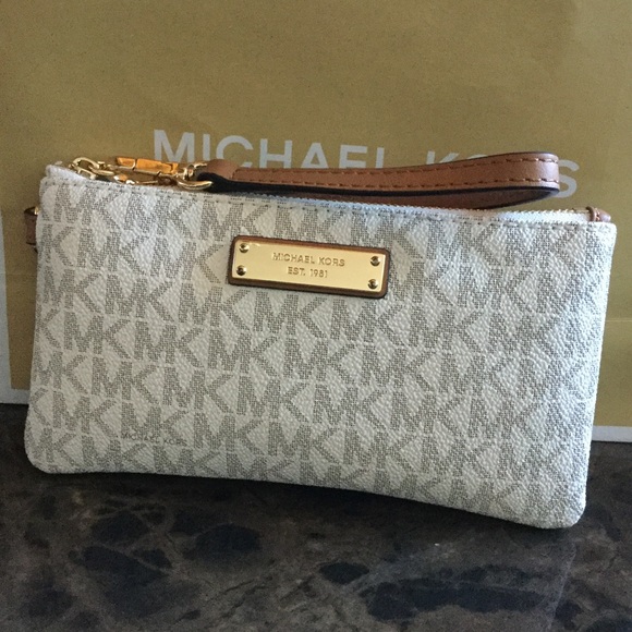 Michael Kors Handbags - Michael Kors medium wristlet
